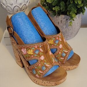 Bally Floral Embroidered Tan Platform Sandals 37. 5/7.5